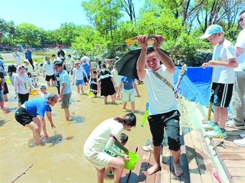 热浪滚滚,不少市民在跑马岭“浑水摸鱼”、戏水纳凉 记者 赵天羿 通讯员 孙燕 摄